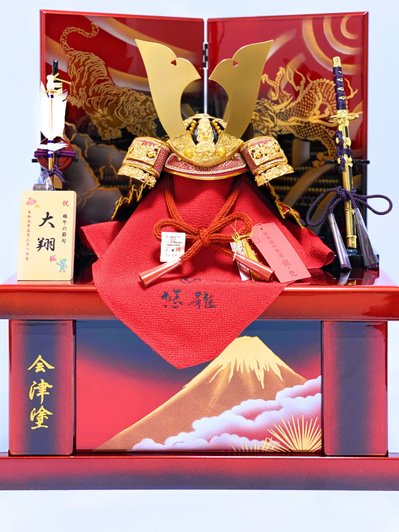五月人形　会津塗　赤坂6号兜赤富士収納飾り 1枚目の画像