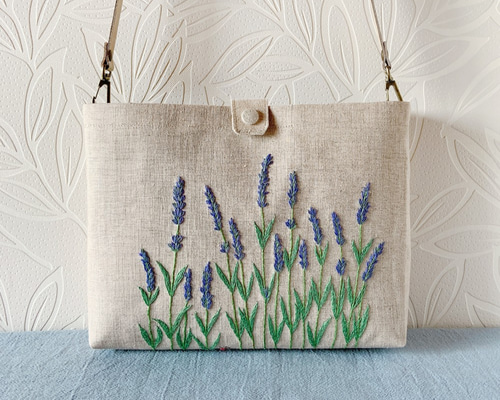 ラベンダー 刺繍 ハンドバッグ 手刺繍のショルダーバッグ》ラベンダーとてんとう虫 ショルダー