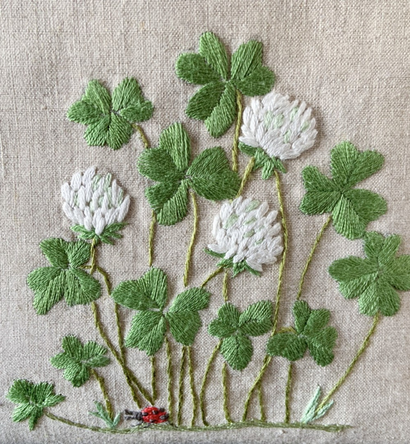 《手刺繍の手さげバッグ》シロツメグサとてんとう虫 4枚目の画像