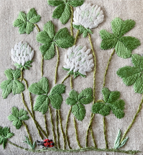 《手刺繍の手さげバッグ》シロツメグサとてんとう虫 5枚目の画像