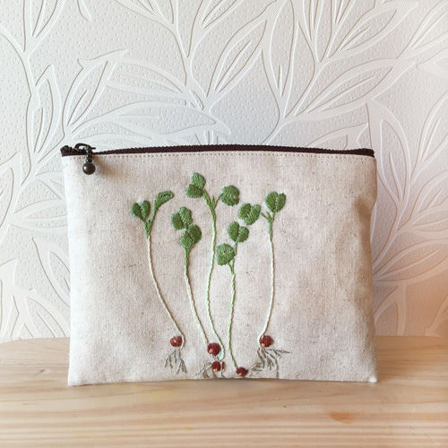 手刺繍のポーチ》にんじんとかいわれ大根 ポーチ Lapin agile 通販