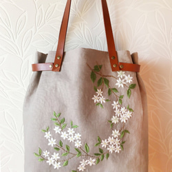 《手刺繍の肩かけバッグ》可憐な白い花と蜂 1枚目の画像