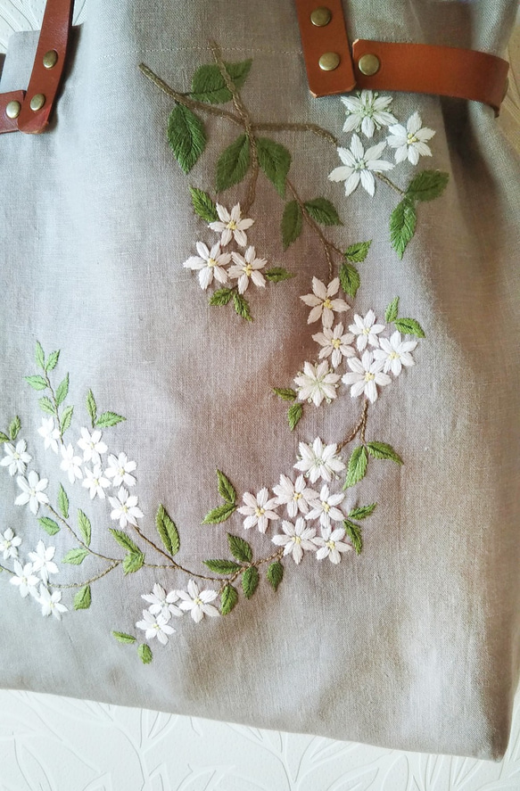 《手刺繍の肩かけバッグ》可憐な白い花と蜂 3枚目の画像