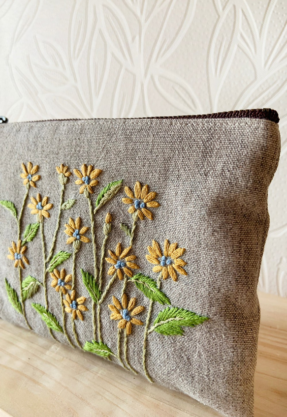 《手刺繍のポーチ》オレンジ色の可憐な花 3枚目の画像