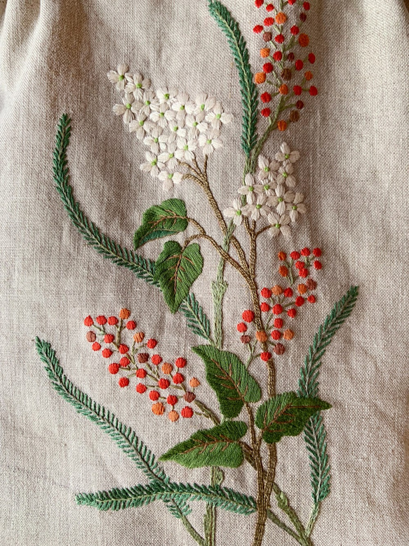 《手刺繍の肩かけバッグ》赤い南天と白い花 6枚目の画像