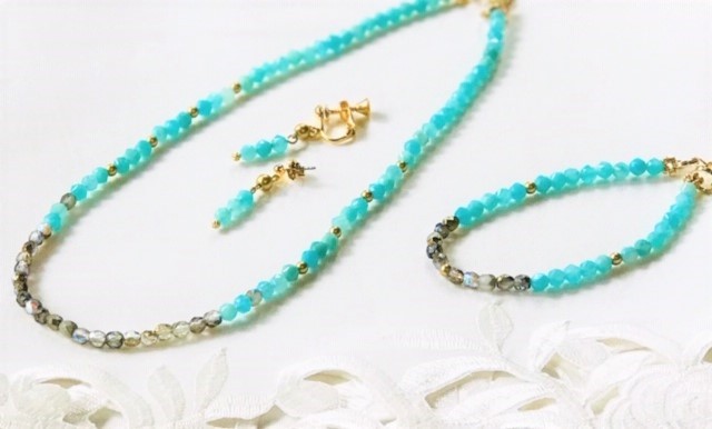 〈福袋〉送料無料『イヤリング（ピアス）プレゼント』《爽やか水色《アマゾナイト》光るトルコビーズ/ネックレス・ブレスセット