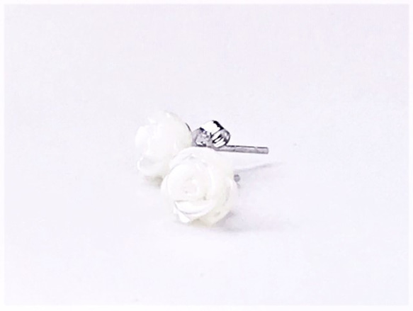 《Sv925》シンプルでキュート！薔薇のスタッドピアス 　マザーオブパール　柔らかな花びらラインに癒されます♡　白　 3枚目の画像