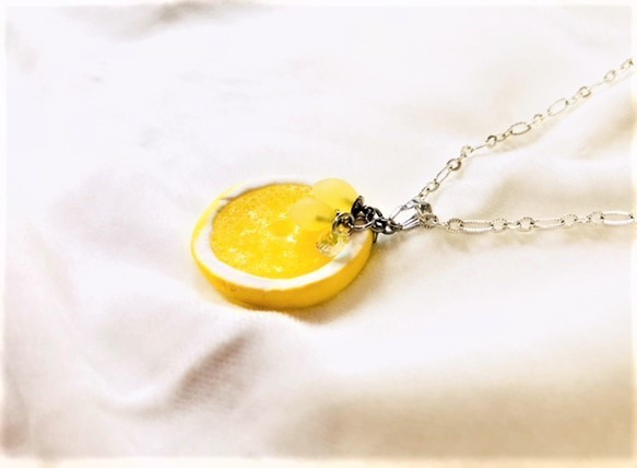 《送料無料》爽やかレモンと 可愛いレモンのたね♡イベントでも大人気 ネックレス　スワロ　KN-1 2枚目の画像
