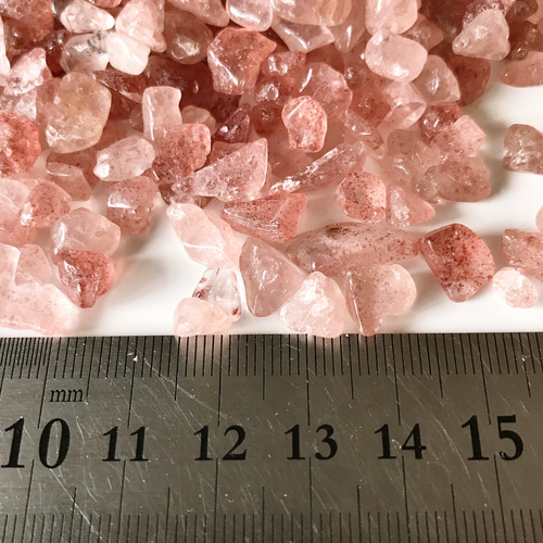ストロベリークォーツ さざれ石20g 天然石 𝓝𝓪𝓝𝓪𝓛𝓪 通販