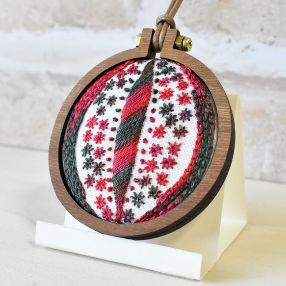 オリジナル刺繍のクリスマスオーナメント【ストライプ】木製のミニ刺繍枠がおしゃれなインテリアにぴったり 2枚目の画像