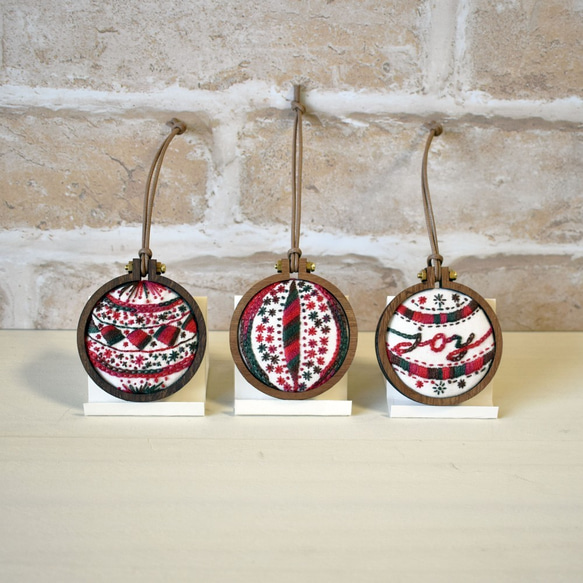 オリジナル刺繍のクリスマスオーナメント【ストライプ】木製のミニ刺繍枠がおしゃれなインテリアにぴったり 3枚目の画像