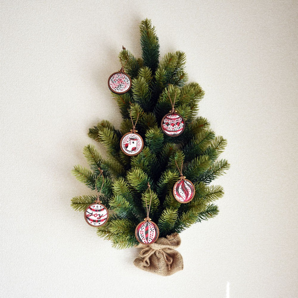 オリジナル刺繍のクリスマスオーナメント【靴下】木製のミニ刺繍枠がおしゃれなインテリアにぴったり 4枚目の画像