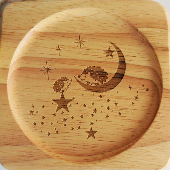 ★ 月夜のハリネズミ親子コースター♪お名前刻印できます♪　木製　スクエア 2枚目の画像