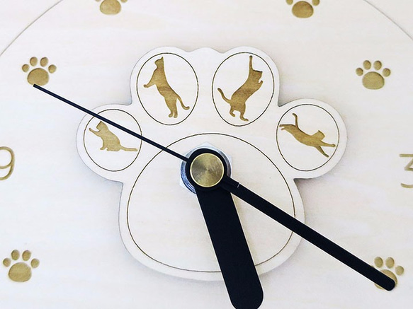 肉球時計 猫ちゃんシルエット付（木製）/掛け時計 3枚目の画像