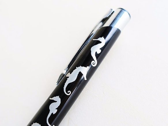 タツノオトシゴだらけの ボールペン（ブラック）/ノック式 2枚目の画像