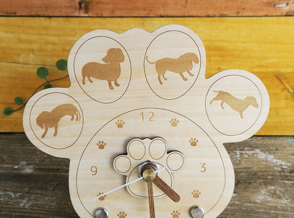 ダックスフントの肉球時計（木製） 2枚目の画像
