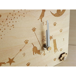 ♪星降る夜空　猫ちゃんと肉球時計(木製)　白タイプ 2枚目の画像