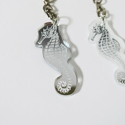 スタイリッシュ タツノオトシゴ・キーホルダー☆選べるシルバー系2色