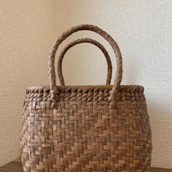 山葡萄籠バッグ　手作り山葡萄かごバッグ　網代編み　細ひご　内布あり　チャーム付き 山葡萄 山葡萄かごバッグ 手作り 籠バッグ 網代編み 定番