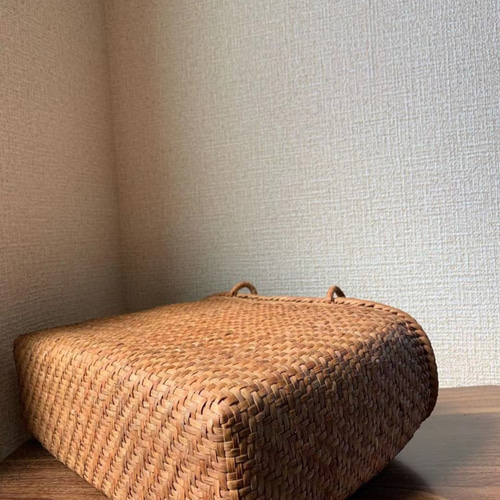 山葡萄籠バッグ　手作り山葡萄かごバッグ　網代編み　細ひご　内布あり　チャーム付き 山葡萄籠バッグ 手作り 山葡萄かごバッグ 細ひご 内布あり