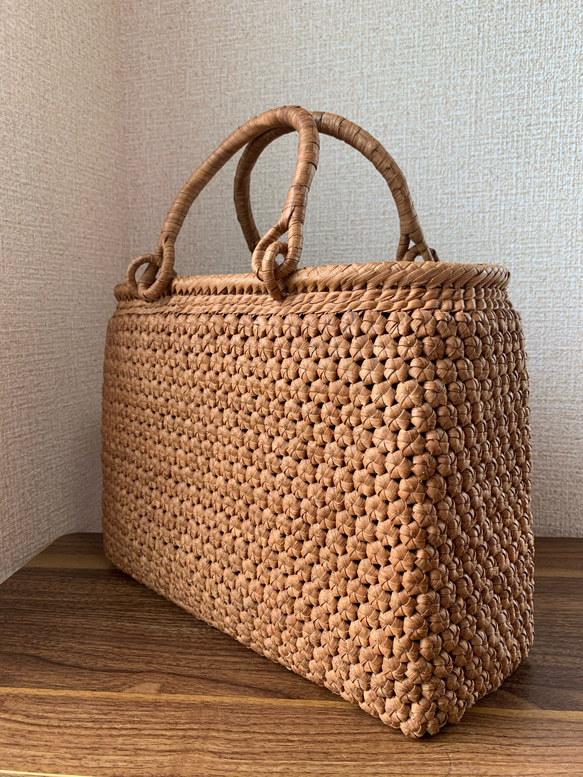 山葡萄　山葡萄籠バッグ　手作り　山葡萄かごバッグ　内布付き、小粒花編み 