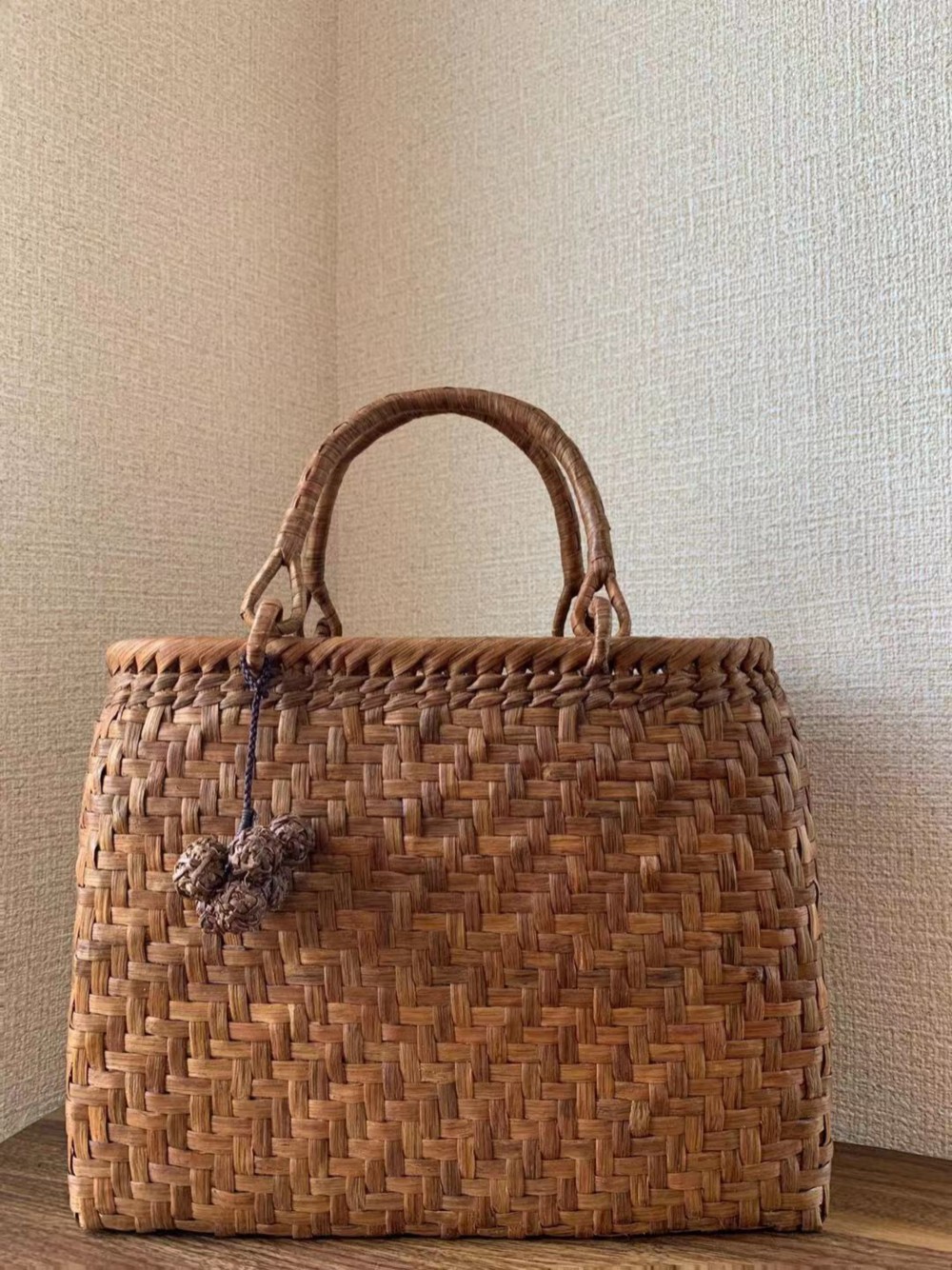 クラフトで作った山葡萄風網代編みかごバッグ（チャーム付き、内布付き）