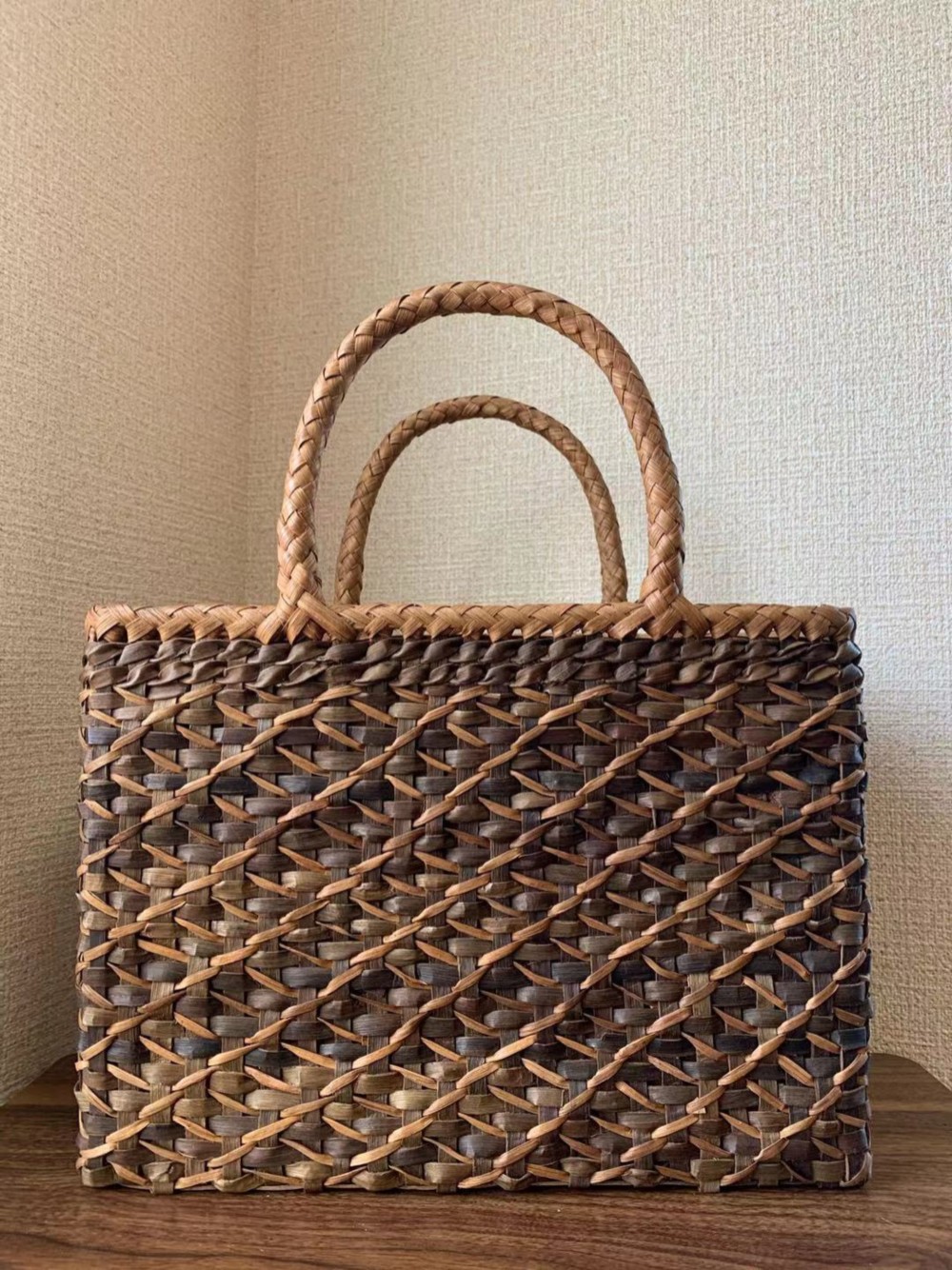 胡桃と山葡萄　くるみかごバッグ　山葡萄かごバッグ　手作り山葡萄籠バッグ　内布あり 胡桃と山葡萄 くるみかごバッグ 山葡萄かごバッグ 手作り 胡桃籠