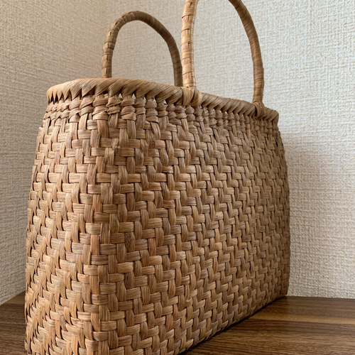 山葡萄かごバッグ　手作り　山葡萄籠バッグ　網代編み　定番　チャーム付き　内布あり 山葡萄かごバッグ 手作り 山葡萄籠バッグ 網代編み 定番