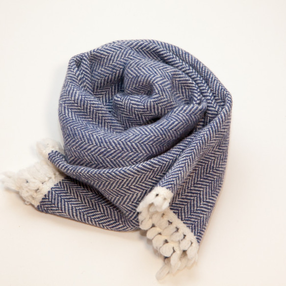タスマニアラムウール 手織りマフラー　ヘリンボーン　デニムブルー×ホワイト【送料無料】 4枚目の画像