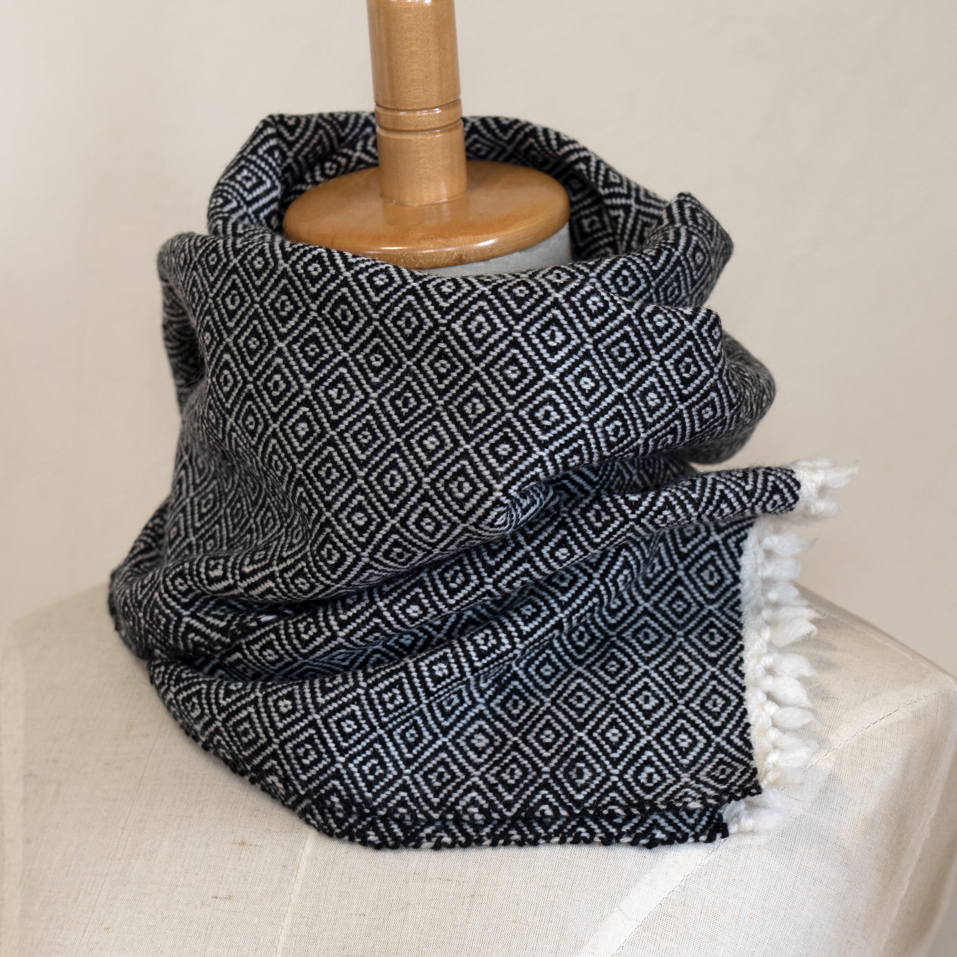 タスマニアラムウール 手織りマフラー　バーズアイ ブラック×ホワイト【送料無料】