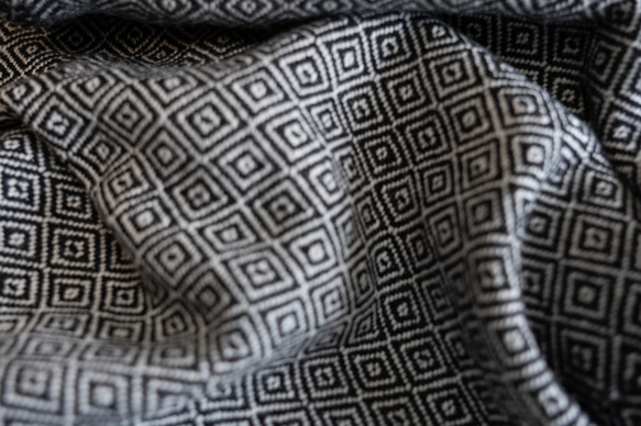 タスマニアラムウール 手織りマフラー　バーズアイ ブラック×ホワイト【送料無料】 6枚目の画像
