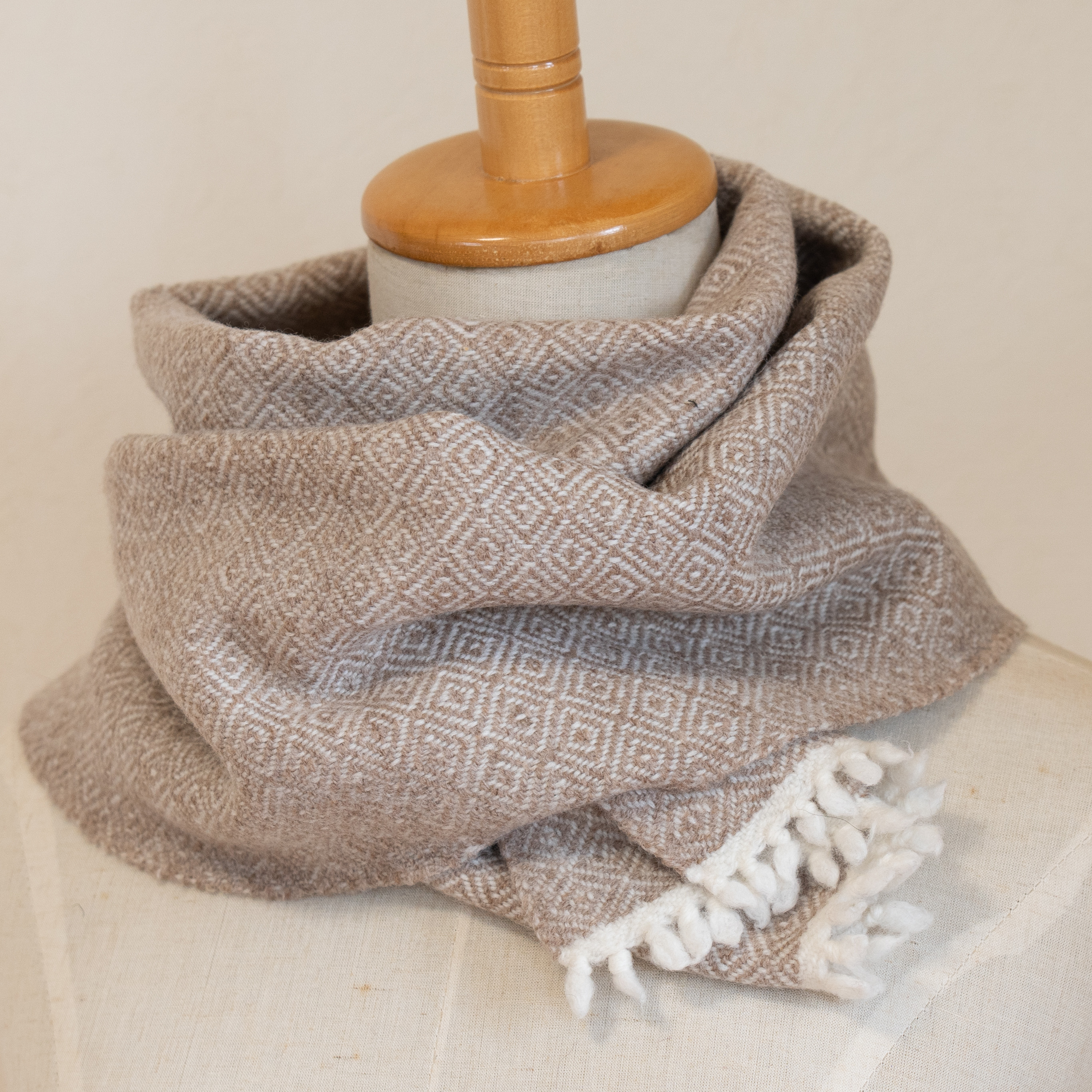 タスマニアラムウール 手織りマフラー　バーズアイ ベージュ×ホワイト【送料無料】