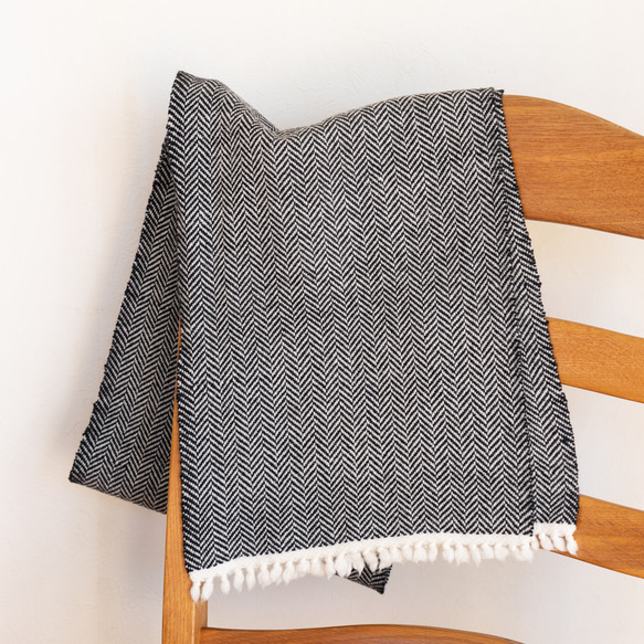 タスマニアラムウール 手織りマフラー　ヘリンボーン　ブラック×ホワイト【送料無料】 4枚目の画像