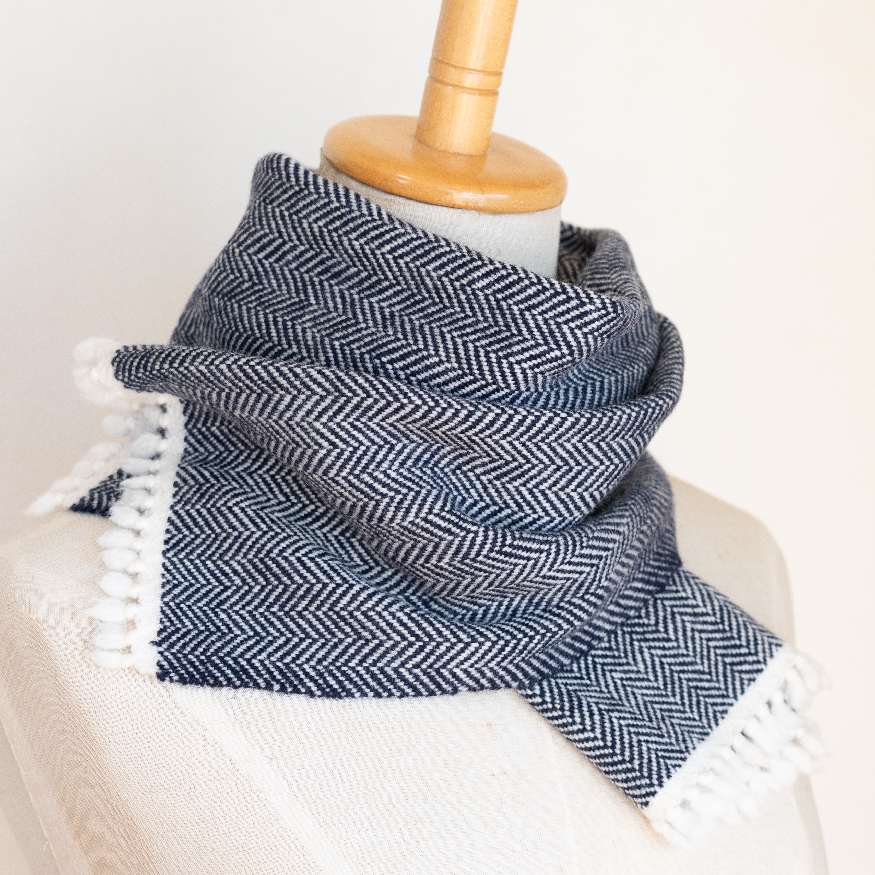 タスマニアラムウール 手織りマフラー　ヘリンボーン　ネイビー×ホワイト【送料無料】