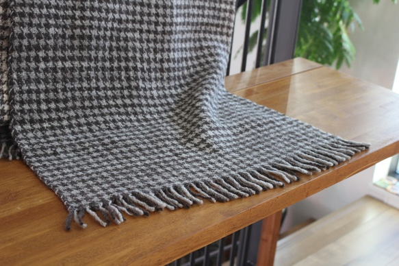 LINENGIRLの手紡ぎ手織り 千鳥格子のショール 2枚目の画像