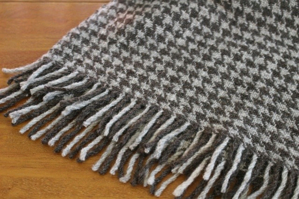 LINENGIRLの手紡ぎ手織り 千鳥格子のショール 3枚目の画像