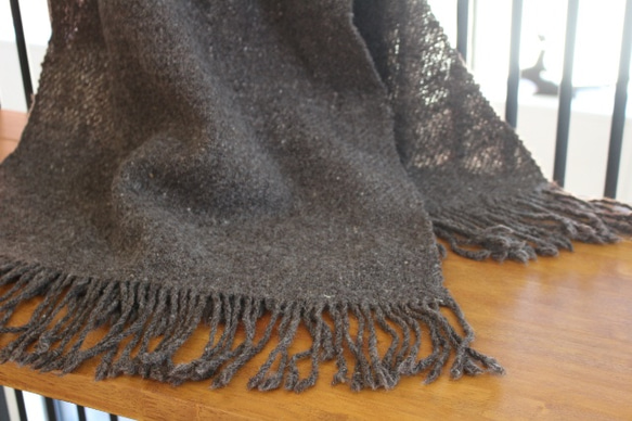 LINEN GIRLの手紡ぎ手織り綾織りのストール 2枚目の画像