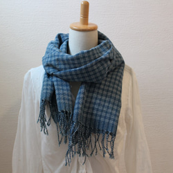 LINEN GIRLの手織り　本藍染のコットンショール　格子② 3枚目の画像