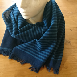 LINEN GIRLの手織り 本藍染のコットンボーダーストール 2枚目の画像