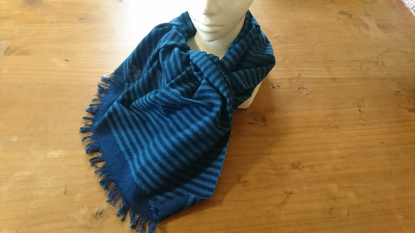 LINEN GIRLの手織り 本藍染のコットンボーダーストール 1枚目の画像