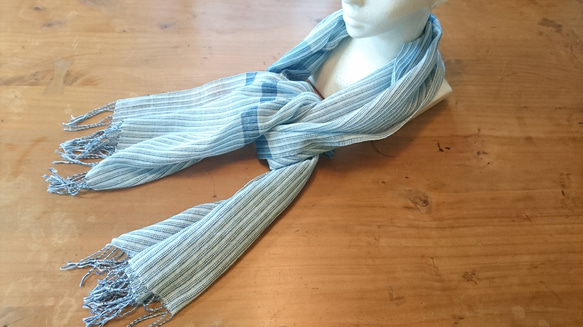 LINEN GIRLの手織り 本藍染の爽やか夏空木綿のストール 2枚目の画像