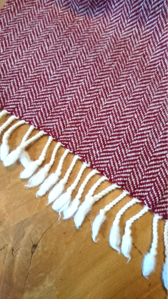 LINEN GIRLの手織り　タスマニアラムウール　ヘリンボーン ワインレッド 5枚目の画像