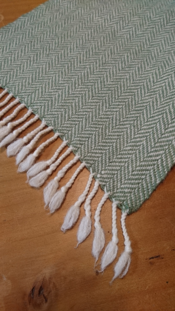LINEN GIRLの手織り　タスマニアラムウール　ヘリンボーン グリーン 5枚目の画像