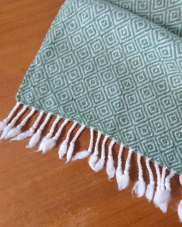 LINEN GIRLの手織り　タスマニアラムウール　バーズアイグリーン×ホワイト 4枚目の画像