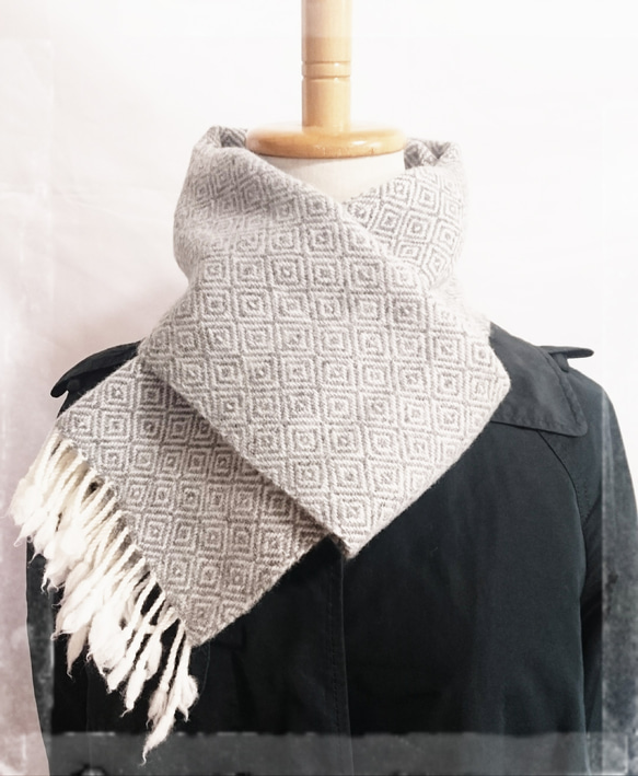 LINEN GIRLの手織り　タスマニアラムウール　バーズアイグレー×ホワイト 3枚目の画像