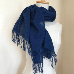 LINEN GIRLの手織り　藍染め手織りのコットンストール　絣縞 1枚目の画像