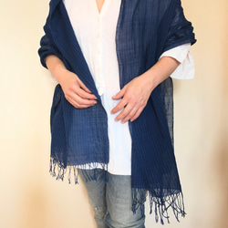LINEN GIRLの手織り　藍染め手織りのコットンストール　絣縞 2枚目の画像