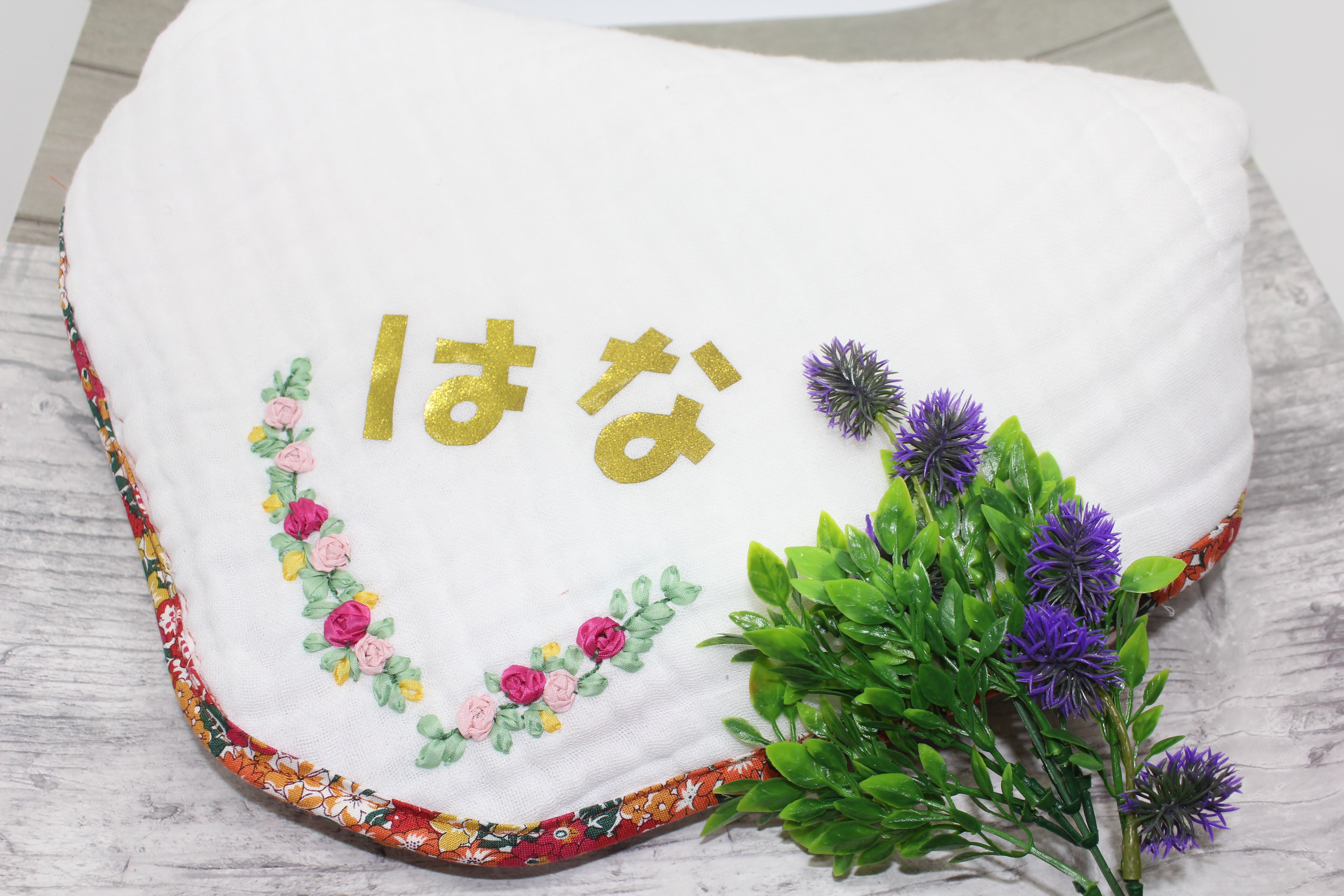 出産祝い 女の子名入れ無料 ボンポアン風 子どもがグッスリ寝るガーゼケット（リバティバイアステープ）