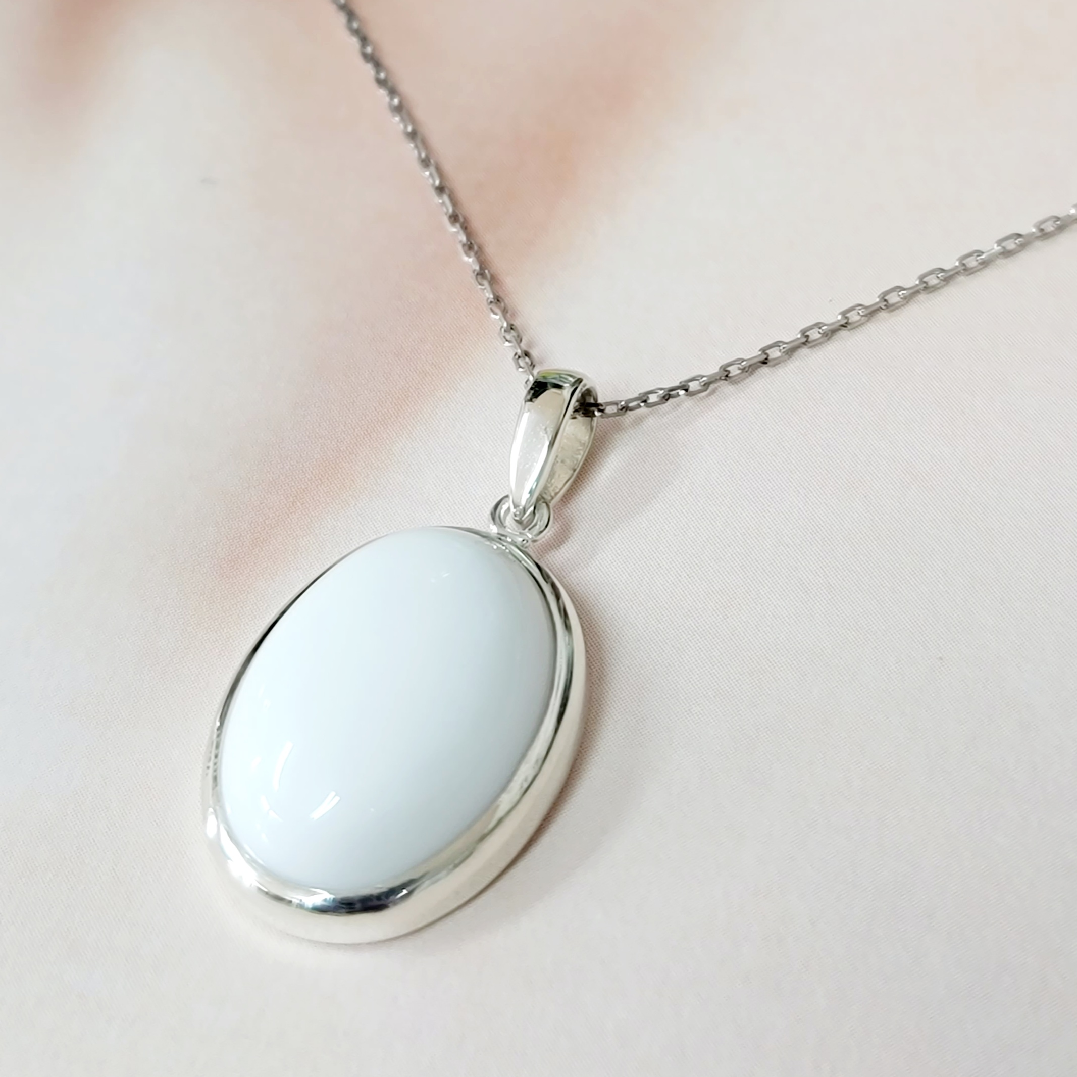 【再販】大ぶり◇天然石＊ホワイトオニキス＊カボションカット＊シルバーネックレス　HN157