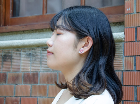 Jin。紅粉佳人 | 樹脂耳環貼耳款×不凋花×925純銀 第4張的照片